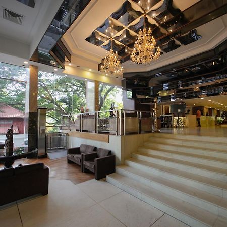 The South Park Hotel Thiruvananthapuram Exterior photo