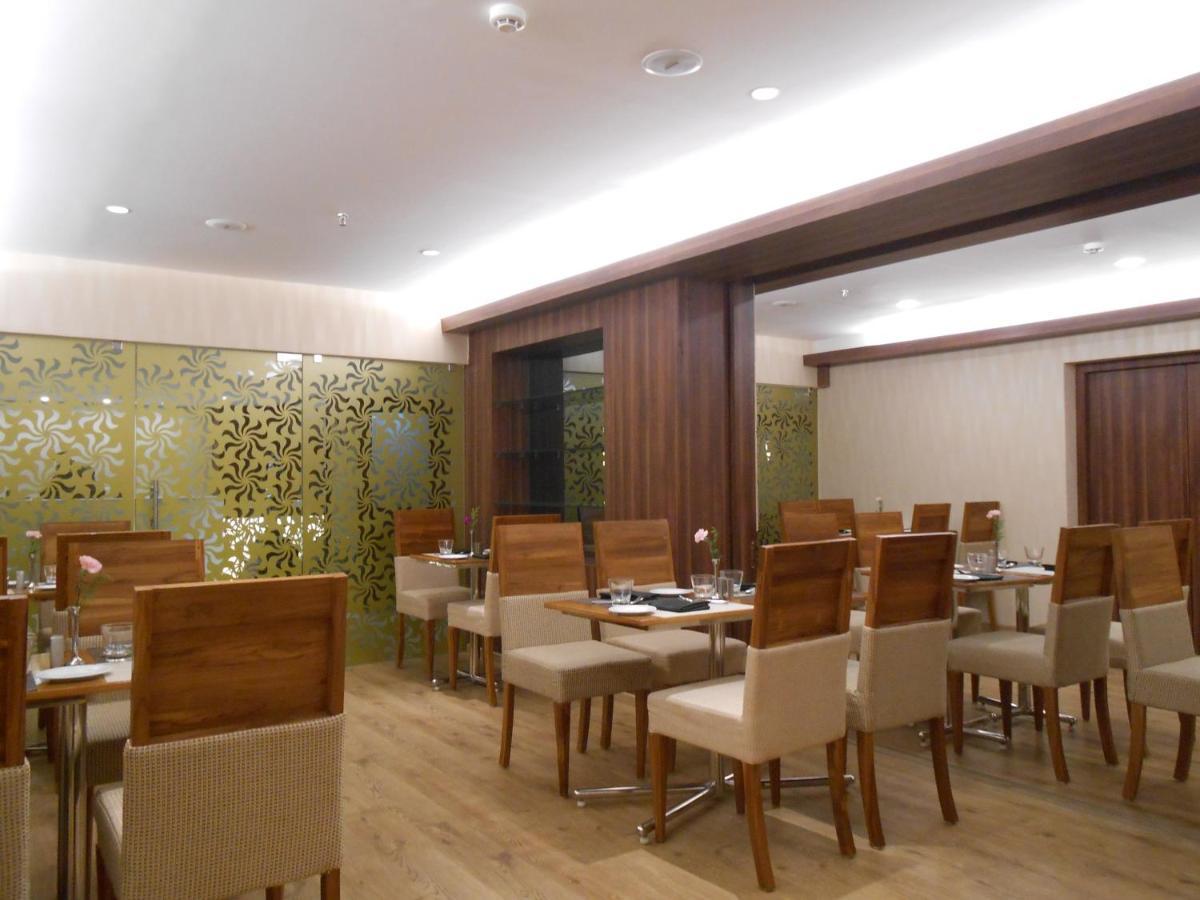 The South Park Hotel Thiruvananthapuram Exterior photo