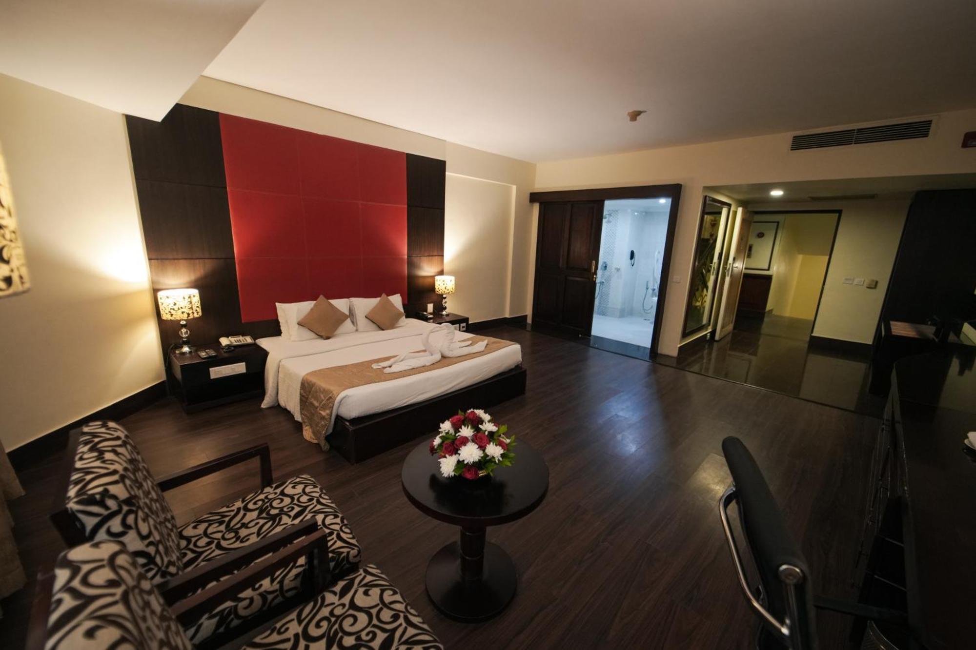 The South Park Hotel Thiruvananthapuram Exterior photo