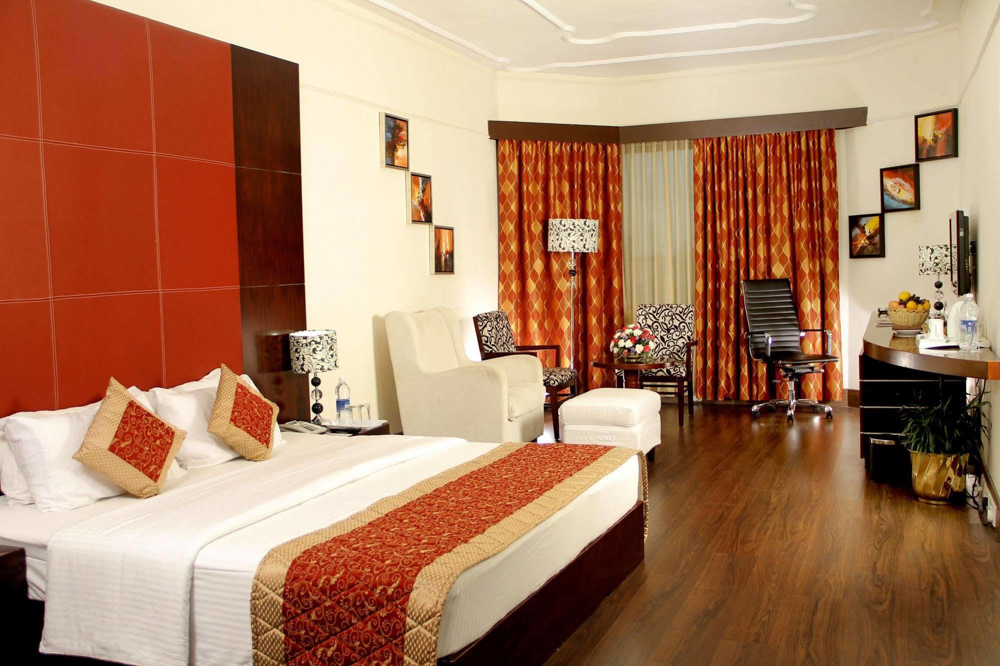 The South Park Hotel Thiruvananthapuram Exterior photo