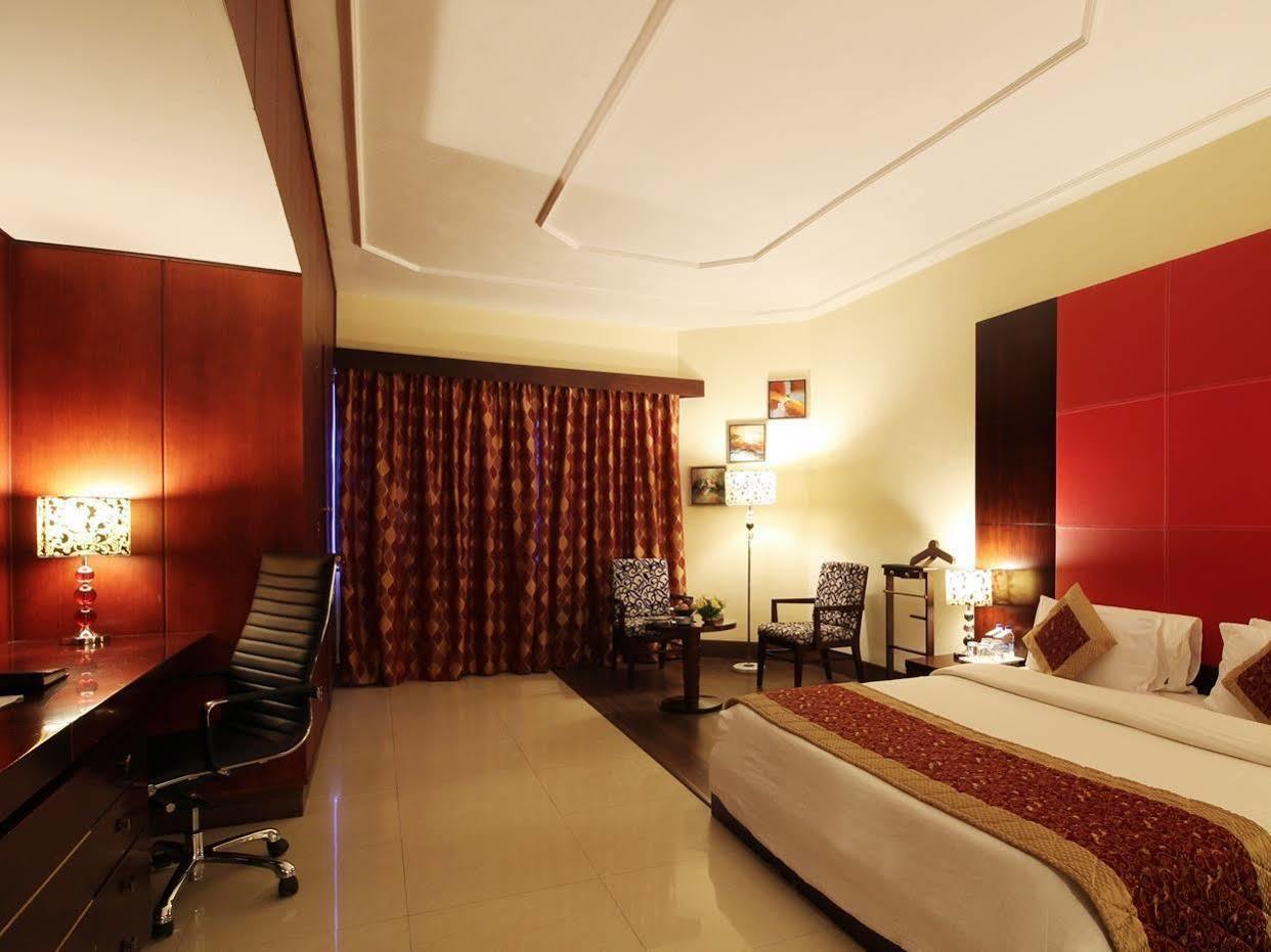 The South Park Hotel Thiruvananthapuram Exterior photo